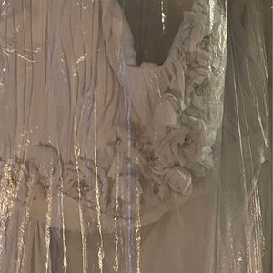 Beautiful Brandnew wedding gown & accessories